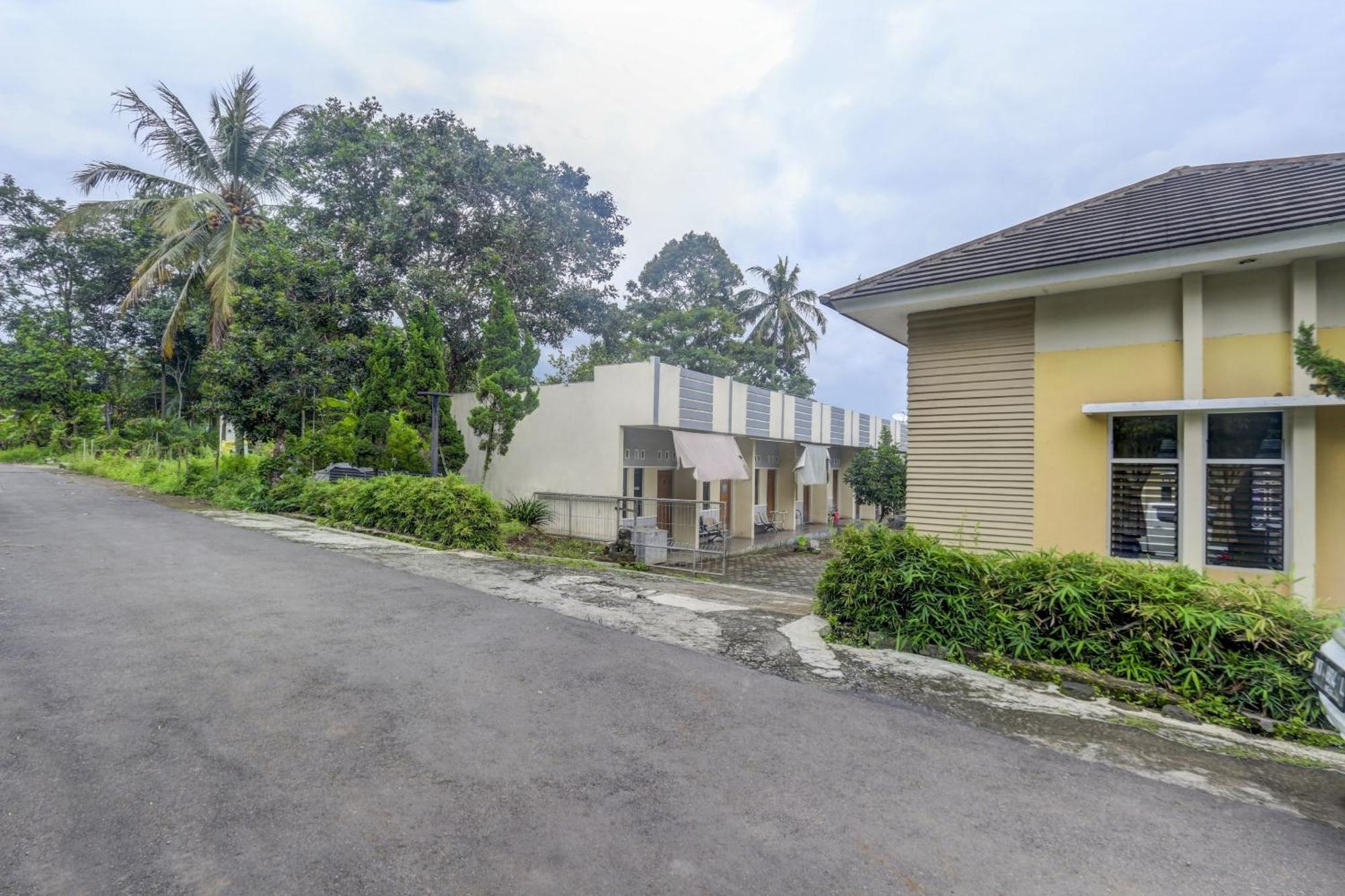 Oyo Life 90159 Puri Asoka Guest House Semarang Exterior foto
